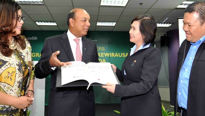 Presiden Direktur & CEO Manulife Indonesia, Indren S Naidooo (kedua kiri)  dan  Managing Director Putera Sampoerna Foundation, Nenny Soemawinata disaksikan Chief marketing Officer Manulife Indonesia, Novita J Rumngangun (kiri) dan Head of Putera Sampoerna Foundation School Development Outreach, Gusman S Yahya (kanan)  berbincang usai penandatanganan naskah kerjasama Program Pengembangan Wirausaha Muda Banda Aceh, di Jakarta, Senin (23/5/2016).  BeritaSatu Photo/Mohammad Defrizal
