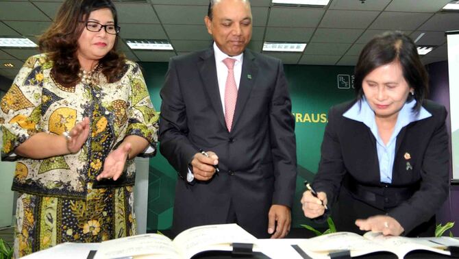 Presiden Direktur & CEO Manulife Indonesia, Indren S Naidooo (kedua kiri)  dan   Chief marketing Officer Manulife Indonesia, Novita J Rumngangun (kiri) menyaksikan Managing Director Putera Sampoerna Foundation, Nenny Soemawinata menandatangani naskah kerjasama Program Pengembangan Wirausaha Muda Banda Aceh, di Jakarta, Senin (23/5/2016).  BeritaSatu Photo/Mohammad Defrizal