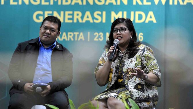Chief marketing Officer Manulife Indonesia, Novita J Rumngangun (kanan) dan Head of Putera Sampoerna Foundation School Development Outreach, Gusman S Yahya berbincang dengan wartawan usai penandatanganan kerjasama Program Pengembangan Wirausaha Muda Banda Aceh, di Jakarta, Senin (23/5/2016).  BeritaSatu Photo/Mohammad Defrizal