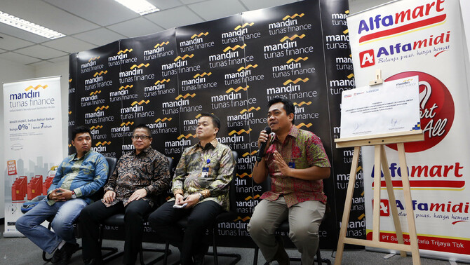 PT Mandiri Tunas Finance (MTF) merangkul PT Sumber Alfaria Trijaya Tbk (SAT) yang membawahi Alfamart,Alfamidi serta Lawson sebagai mitra menyediakan layanan pembayaran angsuran bagi pelanggan MTF dalam ceremony penandatangan kerjasama di Jakarta, Rabu (25/5/2016).
