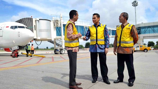 Direktur Keuangan PT Angkasa Pura II Andra Agussalam (tengah) berbincang dengan General Manager Bandara Sultan Thaha Syafuddin Achmad Syahir (kiri) dan Manager Operasional Bandara Sultan Thaha Syafuddin Gurit Setiawan di landasan parkir terminal baru Bandara Sultan Thaha Syaifuddin di Jambi, Rabu (25/5/2016). BeritaSatu Photo/Mohammad Defrizal