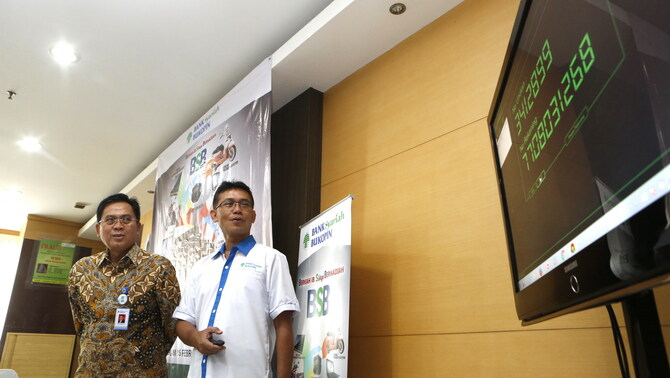 Direktur Utama PT Bank Syariah Bukopin (BSB) Riyanto (kanan) bersama Direktur BSB Aris Wahyudi menekan tombol undian saat penarikan Tabungan Berhadiah Program Berkah iB SiAga Berhadiah Periode ke-1 (pertama) bertempat di kantor pusat BSB, Salemba, Jakarta, Selasa 7 Juni 2016.