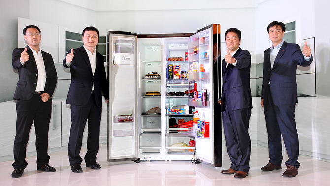 PT LG Electronik Indonesia rumah tangga dihadiri 4 petinggi yaitu leo lee strategic product marketing dishwasher LG Electronics, young taek ha strategic product marketing refrigerator LG Electronics, mr. Charlie Woo product marketing manager home appliance LG Electronics Indonesia, hang suk song strategic product marketing washing machine LG Electronics. Foto : Beritasatu Photo / Suhadi