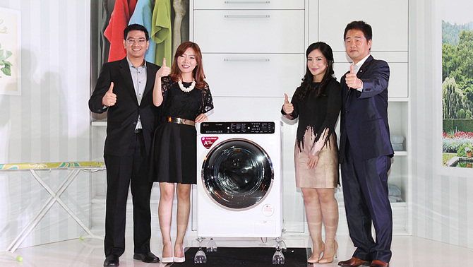 Mohammad Fariz Produk Marketing Refrigator LG Elektronik Indonesia, Yuliana Yeonardy product marketing manager Vacuum Cleaner LG Electronics Indonesia Rassya karlita Produk Marketing Washing Machine & Charlie Woo product marketing manager home appliance LG Electronics Indonesia. Foto : Beritasatu Photo / Suhadi