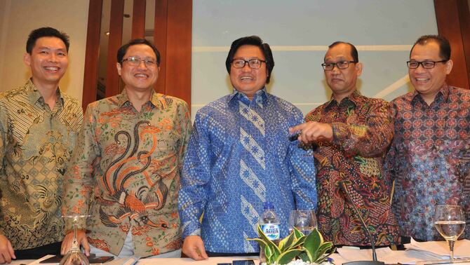 Direktur Utama PT Cita Mineral Investindo  Liem Hok Seng (tengah) berbincang dengan jajaran Direksi dan Komisaris CITA (ki-ka) Hidayat Sugiarto, Robby Irfan Rafianto, Yusak Pardede, dan Harry Tanoto, usai RUPST di Jakarta, Kamis, 16 Juni 2016. BeritaSatu Photo/Mohammad Defrizal