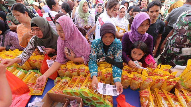 Antrian warga membeli minyak goreng murah saat acara Bazaar Rakyat di Komplek Kodiklat Pusat Pendidikan Infantri (Pussenif) Bandung, Jawa Barat, Jumat 17 Juni 2016.