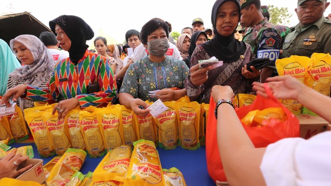 Antrian warga membeli minyak goreng murah saat acara Bazaar Rakyat di Komplek Kodiklat Pusat Pendidikan Infantri (Pussenif) Bandung, Jawa Barat, Jumat 17 Juni 2016.