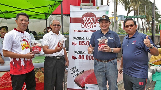 Wakil Ketua Umum Kadin Juan Permata Adoe (kanan) saat meninjau bazar daging KIBIF