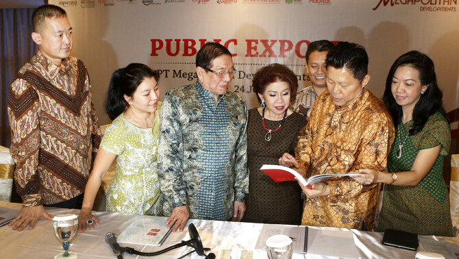 Jajaran Direksi dan Komisaris PT Megapolitan Developments Tbk (kiri-kanan) Direktur Ronald Wihardja, Direktur Jannifer Barak Rimba, Komisaris Utama Sudjono Barak Rimba, Direktur Utama Melani Barak Rimba, Direktur Radian Wena, Direktur Sentosa Budiman, Direktur Fanny S. Sutanto saat Rapat Umum Pemegang Saham Tahunan (RUPS) Perseroan di Jakarta, Jumat 24 Juni 2016.  