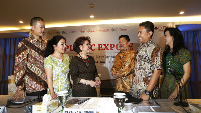 Direktur Utama PT Megapolitan Developments Tbk Melani Barak Rimba (ketiga kiri) berbincang dengan jajaran direksi (kiri-kanan) Direktur Ronald Wihardja, Direktur Jannifer Barak Rimba, Direktur Sentosa Budiman, Direktur Radian Wena, Direktur Fanny S. Sutanto saat Rapat Umum Pemegang Saham Tahunan (RUPS) Perseroan di Jakarta, Jumat 24 Juni 2016.  