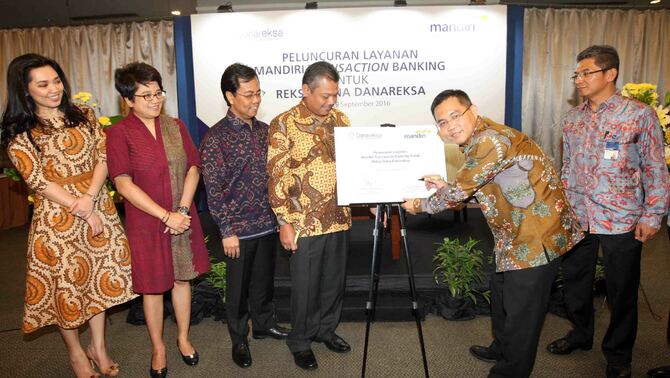 Direktur Digital Banking dan Technology Bank Mandiri Rico Usthavia Frans (kedua kanan)  disaksikan Direktur Utama Danareksa Investment Management  Prihatmo Hari Mulyanto (ketiga kanan) dan direksi lainnya melakukan penandatanganan  perjanjian kerjasama pemanfaatan transaksi perbankan untuk investor retail di Jakarta, Kamis, 29 September 2016. BeritaSatu Photo/Mohammad Defrizal