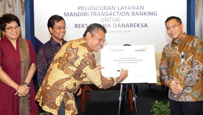Direktur Utama Danareksa Investment Management  Prihatmo Hari Mulyanto (ketiga kiri) disaksikan Direktur Digital Banking dan Technology Bank Mandiri Rico Usthavia Frans (kanan) melakukan penandatanganan  perjanjian kerjasama pemanfaatan transaksi perbankan untuk investor retail di Jakarta, Kamis, 29 September 2016. BeritaSatu Photo/Mohammad Defrizal