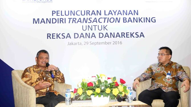 Direktur Utama Danareksa Investment Management  (DIM) Prihatmo Hari Mulyanto  (kiri) didampingi  Direktur Digital Banking dan Technology Bank Mandiri Rico Usthavia Frans menjelaskan perihal perjanjian kerjasama pemanfaatan transaksi perbankan untuk investor retail antara DIM dengan Bank Mandiri di Jakarta, Kamis, 29 September 2016. BeritaSatu Photo/Mohammad Defrizal
