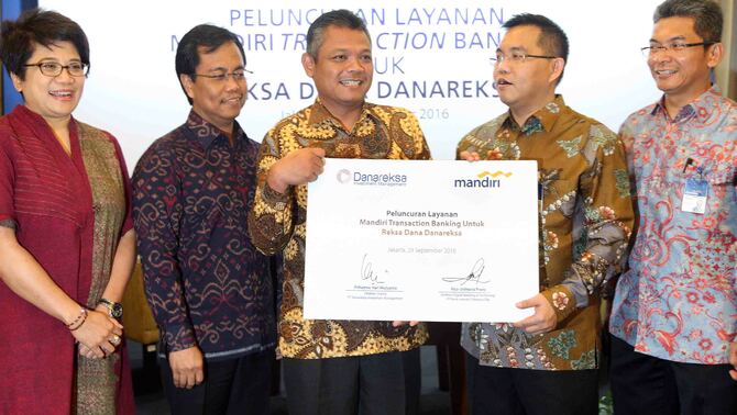 Dari kiri ke kanan: Direktur Danareksa Investment Management (DIM) Egi Indrawati Santosa, Direktur PT Danareksa (Persero) Bondan Pristiwandana, Dirut DIM Prihatmo Hari Mulyanto, Direktur Digital Banking dan Technology Bank Mandiri Rico Usthavia Frans, dan SVP Wholesale Transaction Banking Bank Mandiri Teddy Y Danas usai  penandatanganan  perjanjian kerjasama pemanfaatan transaksi perbankan untuk investor retail di Jakarta, Kamis, 29 September 2016. BeritaSatu Photo/Mohammad Defrizal