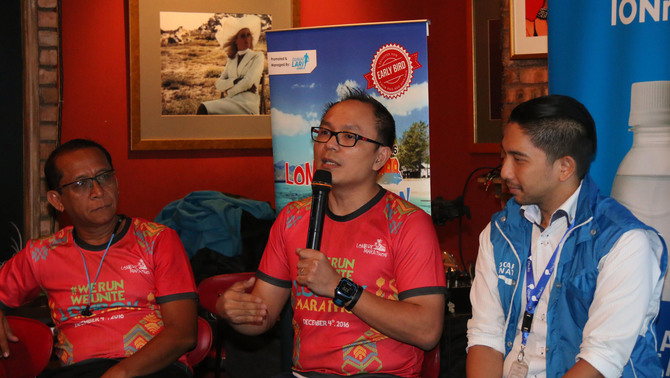 Ketua KONI NTB & Ketua Panitia Lombok Maraton Andy Hadianto bersama Promotor & Even Management Lombok Maraton Frank Malonda dan Head of Marketing Pocari Sweat Daniel P. Sumal memberikan keterangan pers acara Lombok Marathon 2016 di Jakarta, Kamis 27 Oktober 2016. 