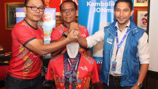 Ketua KONI NTB & Ketua Panitia Lombok Maraton Andy Hadianto bersama Promotor & Even Management Lombok Maraton Frank Malonda dan Head of Marketing Pocari Sweat Daniel P. Sumal memberikan keterangan pers acara Lombok Marathon 2016 di Jakarta, Kamis 27 Oktober 2016. 