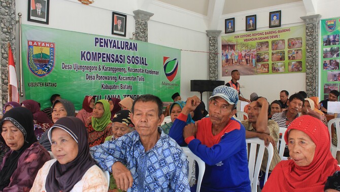 Warga desa Karanggeneng menunggu giliran saat kegiatan penyaluran kompensasi sosial daerah terdampak PLTU Jawa Tengah, di Batang, Jawa Tengah 26 Oktober 2016.
