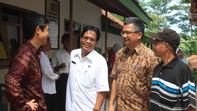 Presiden Direktur PT Bhimasena Power Indonesia ( BPI) Takashi Irie (kiri) berbincang dengan salah satu warga desa Karanggeneng saat kegiatan penyaluran kompensasi sosial daerah terdampak PLTU Jawa Tengah, di Batang, Jawa Tengah 26 Oktober 2016.