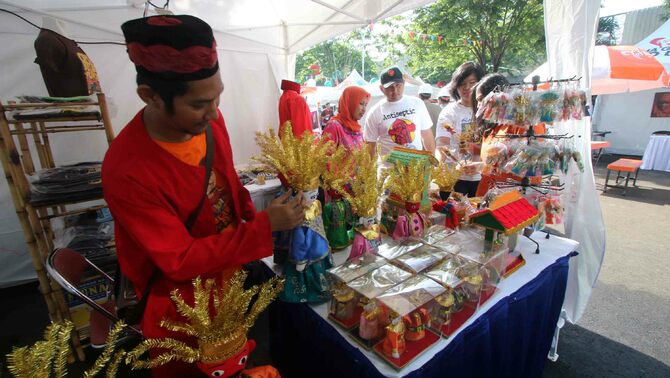 Suasana Pasar Akhir Pekan (PAP) di kawasan SCBD, Jakarta, Sabtu (29/10). 