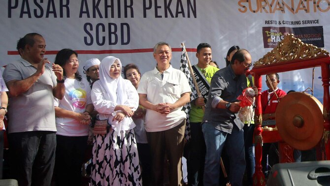 Walikota Jakarta Selatan Tri Kurniadi (kanan) bersama Pendiri Artha Graha Group Tomy Winata (tengah) dan Istri Almarhum Didi Petet, Uce Sariasih (ketiga kiri) membuka secara resmi Pasar Akhir Pekan (PAP) di kawasan SCBD, Jakarta, Sabtu (29/10). 

