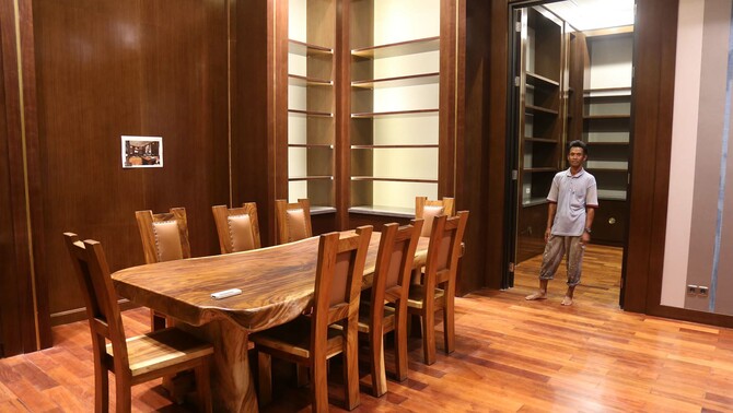 Ruang makan di rumah Presiden ke-6 RI Susilo Bambang Yudhoyono yang diberikan oleh negar, di Jalan Mega Kuningan VII, Jakarta, Sabtu (29/10).