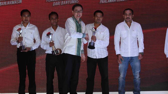 Presdir PT Astra International (AI) Prijono Sugiarto (tengah), memberikan tropi kepada pemenang Semangat Astra Terpadu Untuk Indonesia (SATU Indonesia) di Jakarta,  belum lama ini. 