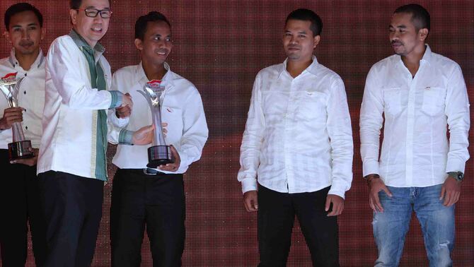 Presdir PT Astra International (AI) Prijono Sugiarto (tengah), memberikan tropi kepada pemenang Semangat Astra Terpadu Untuk Indonesia (SATU Indonesia) di Jakarta,  belum lama ini. 