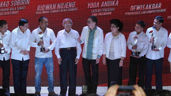 Presdir PT Astra International (AI) Prijono Sugiarto (tengah), Juri SATU Indonesia Emil Salim dan Nila Moeloek hadir saat penganugerahan Semangat Astra Terpadu Untuk Indonesia (SATU Indonesia) di Jakarta, belum lama ini.