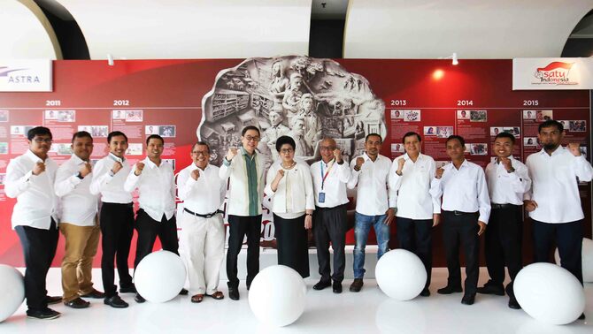 Para juri Semangat Astra Terpadu Untuk Indonesia (SATU Indonesia) Awards 2016 Menteri Kesehatan RI Prof. Nila F. Moeloek (tengah), Guru Besar Pascasarjana Universitas Negeri Jakarta Prof. Fasli Jalal (keempat kanan), Pakar Teknologi Informasi Dr. Onno Purbo (kelima kiri) didampingi Presiden Direktur PT Astra International Tbk Prijono Sugiarto (keenam kiri) dan Chief of Corporate Communications, Social Responsibility & Security PT Astra International Tbk Pongki Pamungkas (keenam kanan) bersama para penerima apresiasi SATU Indonesia Awards 2016 pada acara penghargaan SATU Indonesia Awards 2016 di Jakarta, belum lama ini.