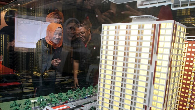 Direktur Pemasaran dan Pengelolaan Gedung PT adhi Persada Properti (APP) Pulung Prahasto bersama Direktur Tehnik dan Pengembangan Usaha APP Wahyuni Sutantri melihat maket Grand Taman Melati Margonda II yang dibangun PT Adhi Persada Properti, anak perusahaan PT Adhi Karya (Persero) Tbk, usai acara pemilihan unit proyek Apartemen Grand Taman Melati Margonda II di Grand Dhika Hotel Jakarta, Sabtu 26 November 2016.

