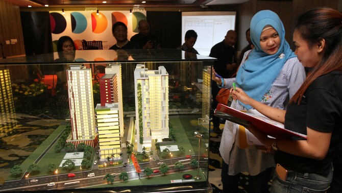 Pembeli apartemen tengah mengamati maket disela acara pemilihan unit proyek Apartemen Grand Taman Melati Margonda II di GranDhika Hotel Jakarta, Sabtu 26 November 2016.

