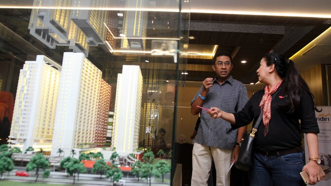 Pembeli apartemen tengah mengamati maket disela acara pemilihan unit proyek Apartemen Grand Taman Melati Margonda II di GranDhika Hotel Jakarta, Sabtu 26 November 2016.

