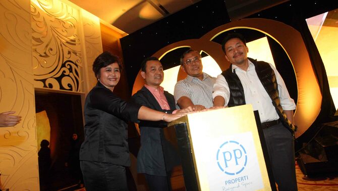 Direktur Utama Pembangunan Perumahan Properti (PPPro) Taufik Hidayat (kedua kiri) bersama Direktur Komersil  PPPro Linda Linda Gustina (kiri), Direktur PPPro Galih Saksono (kanan) dan Direktur Keuangan dan SDM PPPro Indaryanto memencet tombol tanda diluncurkannya   Lagoon Evenue di Jakarta, Selasa (29/11).