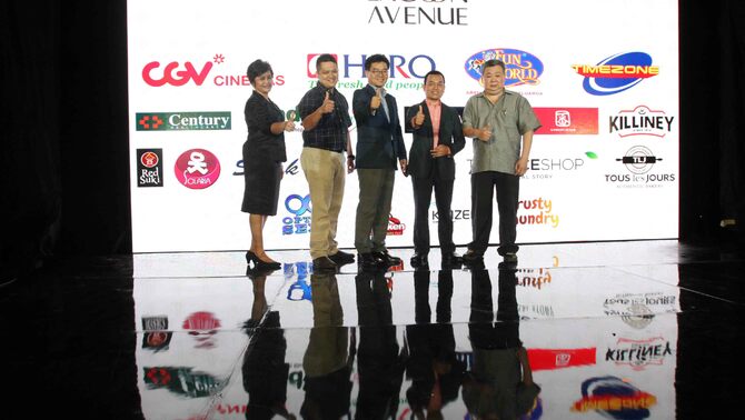 Direktur Utama Pembangunan Perumahan Properti (PPPro) Taufik Hidayat (kedua kanan) didampingi Direktur Komersil PPPro Lina Gustina (kiri) bersama perwakilan masing-masing dari Hero Supermarket, PT Graha Layar Prima, dan Funworld Prima usai penandatanganan kerjasama di Jakarta, Selasa (29/11).