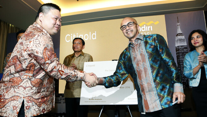 Direktur Utama Mandiri Investasi, Muhammad Hanif (kanan) berjabat tangan dengan Head of Wealth Management Citi Indonesia, Rusmin Mudjianto usai melakukan penandatangan kerjasama dengan Citi Indonesia sebagai agen penjualan Reksa Dana Mandiri Global Sharia Equity Dollar (MGSED) di Jakarta, Rabu 30 November 2016. 