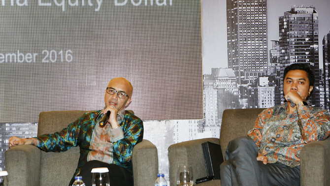 Direktur Utama Mandiri Investasi, Muhammad Hanif (kiri) bersama Head of Retail Bank Citi Indonesia, Harsya Prasetyo memberi keterangan kepada wartawan disela acara penandatangan kerjasama dengan Citi Indonesia sebagai agen penjualan Reksa Dana Mandiri Global Sharia Equity Dollar (MGSED) di Jakarta, Rabu 30 November 2016. 