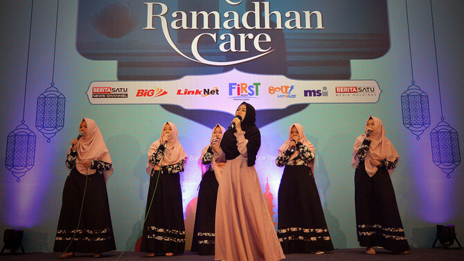 Penampilan dari salah satu Yayasan Yatim Piatu dalam 