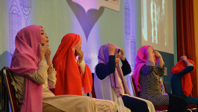 Lomba memakai hijab oleh karyawan BeritaSatu Plaza dalam 