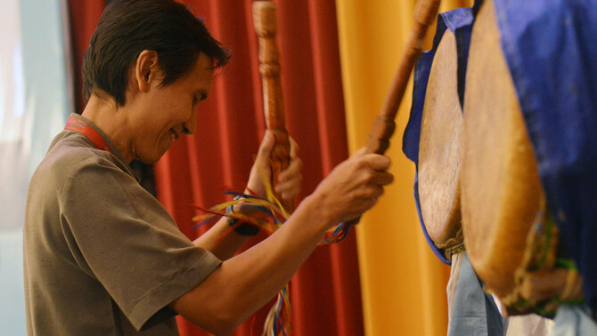Lomba memukul bedug oleh karyawan BeritaSatu Plaza dalam 