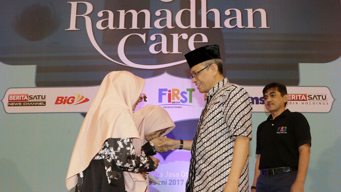 Prof. Didi J. Rachbin memberi santunan kepada perwakilan anak Yatim Piatu dalam Ramadhan Care Buka Puasa Bersama Karyawan FirstMedia dan BeritaSatu Media Holdings, Jakarta, 16 Juni 2017.