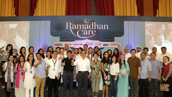 Presiden Lippo Group Theo L. Sambuaga (ketujuh dari kiri), bersama dengan Presdir PT. First Media Harianda Noerlan (keenam dari kiri), CEO IMTV Johannes Tong (kedua dari kanan) dan jajaran direksi FirstMedia dan BeritaSatu Media Holdings berfoto bersama saat acara Ramadhan Care Buka Puasa Bersama Karyawan FirstMedia dan BeritaSatu Media Holdings, Jakarta, 16 Juni 2017.