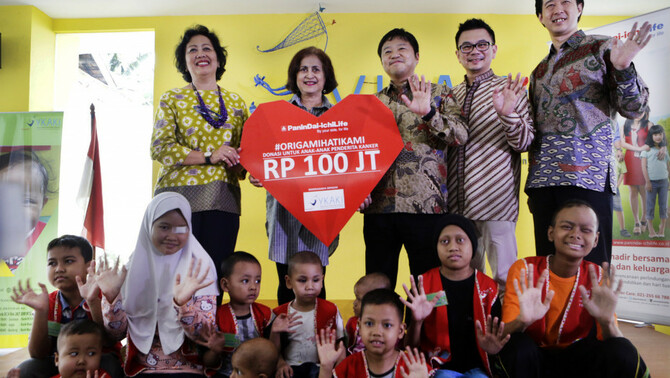 Wakil Presiden Panin Dai-ichi Life Masayuki Tanaka (tengah) didampingi Direktur Panin Dai-ichi Life Andrew Bain dan Koichi Nishiyama (kanan) menyerahkan donasi kepada Ketua Yayasan Kasih Anak Kanker Indonesia (YKAKI) Ira Soelistyo dan Wakil Ketua YKAKI Aniza Mardi Santosa (kiri) disela acara pemberian donasi hasil program Origami Hati Kami di Jakarta, Jumat (10/8/2017).