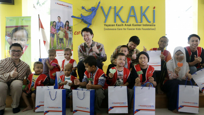 Wakil Presiden Panin Dai-ichi Life Masayuki Tanaka bersama Direktur Panin Dai-ichi Life Andrew Bain dan Koichi Nishiyama berfoto bersama anak-anak penderita kanker di Yayasan Kasih Anak Kanker Indonesia (YKAKI) usai menyerahkan donasi hasil program Origami Hati Kami di Jakarta, Jumat (10/8/2017).