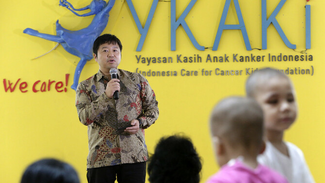 Wakil Presiden Panin Dai-ichi Life Masayuki Tanaka memberi sambutan saat acara donasi hasil program Origami Hati Kami di Yayasan Kasih Anak Kanker Indonesia (YKAKI), Jakarta, Jumat (10/8/2017).