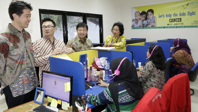 Wakil Ketua YKAKI Aniza Mardi Santosa (kanan) berbincang dengan Wakil Presiden Panin Dai-ichi Life Masayuki Tanaka, Direktur Panin Dai-ichi Life Andrew Bain dan Koichi Nishiyama disela acara acara donasi hasil program Origami Hati Kami di Yayasan Kasih Anak Kanker Indonesia (YKAKI), Jakarta, Jumat (10/8/2017).