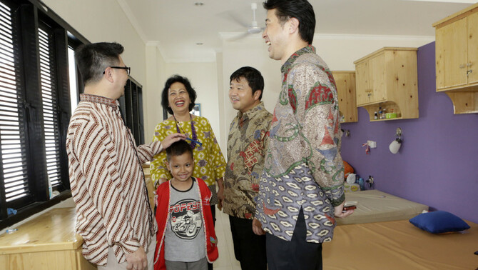 Wakil Presiden Panin Dai-ichi Life Masayuki Tanaka bersama Direktur Panin Dai-ichi Life Andrew Bain dan Koichi Nishiyama didampingi Wakil Ketua YKAKI Aniza Mardi Santosa berbincang dengan salah satu anak penderita kanker di Yayasan Kasih Anak Kanker Indonesia (YKAKI) usai menyerahkan donasi hasil program Origami Hati Kami di Jakarta, Jumat (10/8/2017).