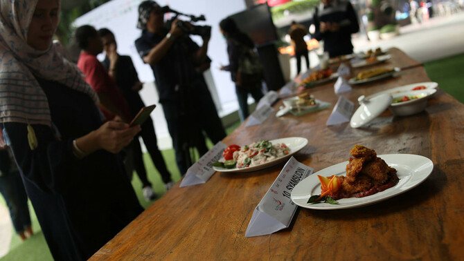 Sajian makanan olahan ikan hasil sepuluh finalis lomba masak Taste of Indonesia yang di selenggarakan di Lippo Mall Kemang, Jakarta Selatan, Jumat (11/8/2017). Festival Ikan dan Lomba Masak Ikan Nusantara ini, diselenggarakan dalam menyambut Peringatan 72 Tahun Kemerdekaan Republik Indonesia, 3 pemenang yang berhasil menjadi juara mendapat kehormatan menyajikan hidangan bagi Presiden Joko Widodo (Jokowi) pada peringatan HUT ke-72 RI, di Istana Merdeka, Jakarta, Kamis (17/8/2017) pekan depan.