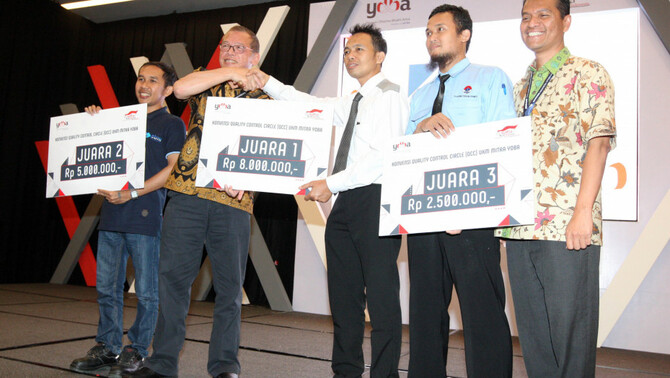 Ketua Pengurus YDBA Henry C. Widjaja, (kedua kanan) secara simbolis menyerahkan hadiah kepada Perwakilan PT Bakom Metal Industri sebagai pemenang pertama konvensi QCC UKM Mitra YDBA di ICE BSD City, Tangerng, Sabtu (12/8/2017). Kegiatan QCC yang dilakukan tersebut tentu saja tak lepas dari pendampingan yang dilakukan oleh YDBA selama ini. BeritaSatu Photo/Mohammad Defrizal
