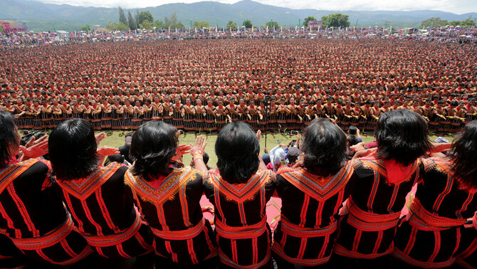 Ribuan penari tampil pada pagelaran tari tradisional Saman massal di stadion Seribu Bukit, Blang Kejeren, Gayo Lues, Aceh, 13 Agustus 2017.