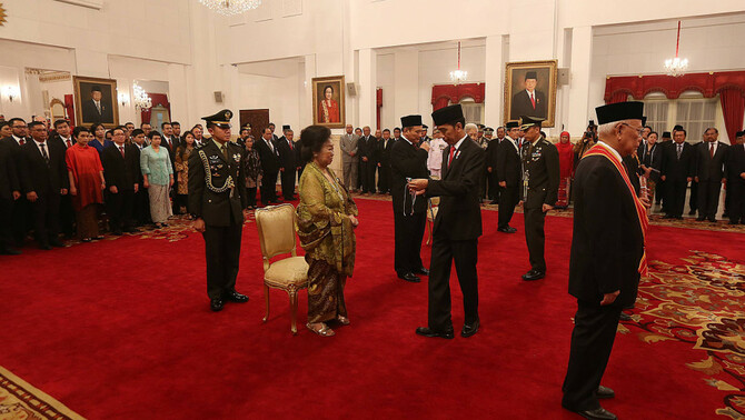 Presiden Joko Widodo (tengah) memberi bintang kehormatan kepada Toeti Heraty Noerhadi Roosseno, dan tujuh penerima bintang kehormatan lainnya dalam pemberian bintang kehormatan di Istana Negara, Jakarta, 15 Agustus 2017.